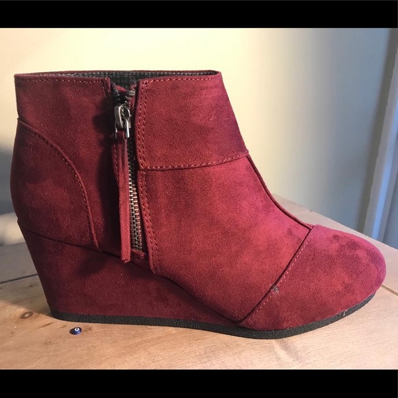 Shoes - Womens plum ankle boots size 9 and 9.5
